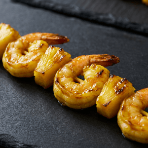 Brochette de crevettes marinées au curry et ananas frais