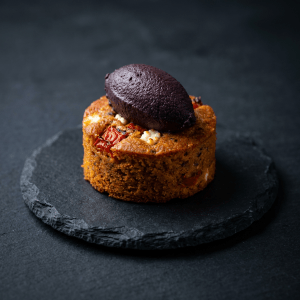 Mini cake tomate rôtie et feta, mousse d'olive noire