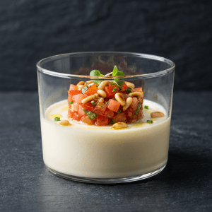 Panacotta de chèvre, tartare de tomate fraiche et confite aux pignons et herbes
