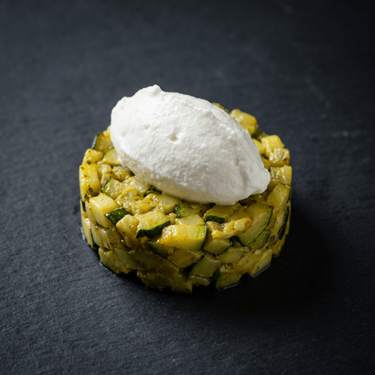 Tartare de courgette rôtie au curry, mousse de chèvre