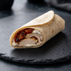 Wrap d'émincé de volaille, sauce tartare, tomate confite