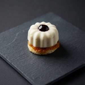 Cannelé de mousse de chèvre frais au thym, confiture de cerises noires sur son pain tomaté