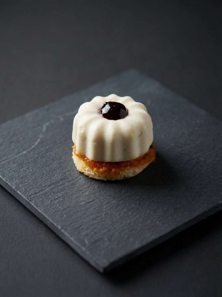 Cannelé de mousse de chèvre frais au thym, confiture de cerises noires sur son pain tomaté