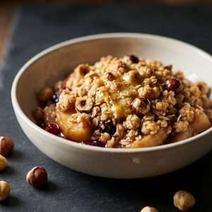 Crumble de fruits de saison aux noisettes torréfiées