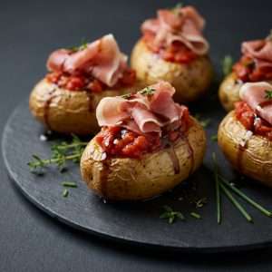 Pomme de terre grenaille farcie de concassé de tomate et chiffonnade de jambon cru