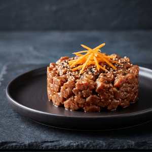 Tartare de bœuf mariné au soja, graines de sésame, julienne de carotte