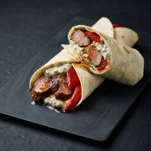 Wrap ibérique : pluma grillé sauce tartare, péquillos